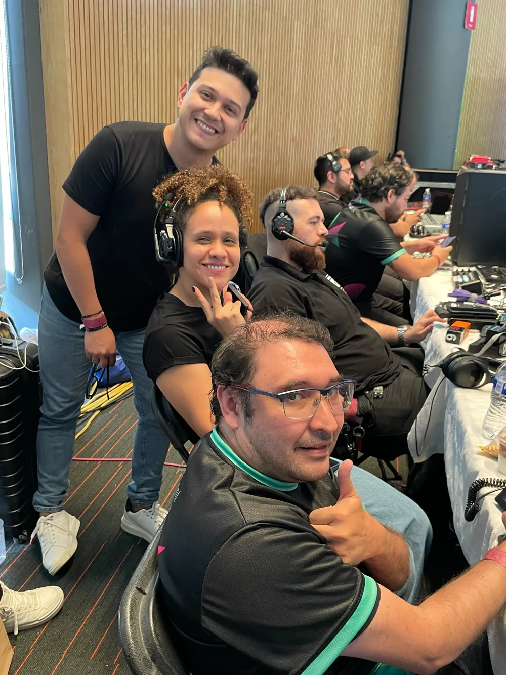 Equipo de realización con audífonos en la cabina, durante una transmisión.